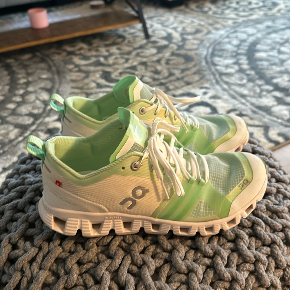 On-cloud athletic shoes! W7.5